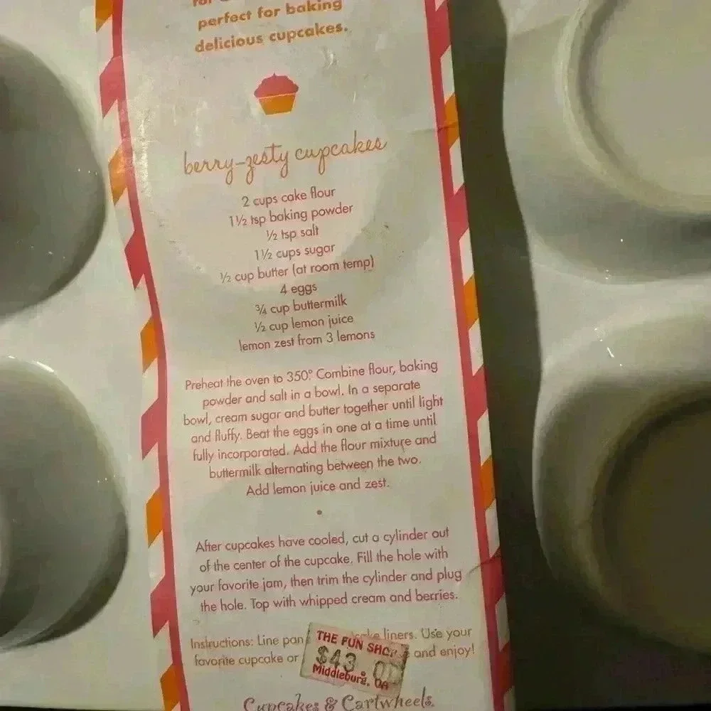 NWOT Cupcakes and Cartwheels Ceramic Cupcake Pan